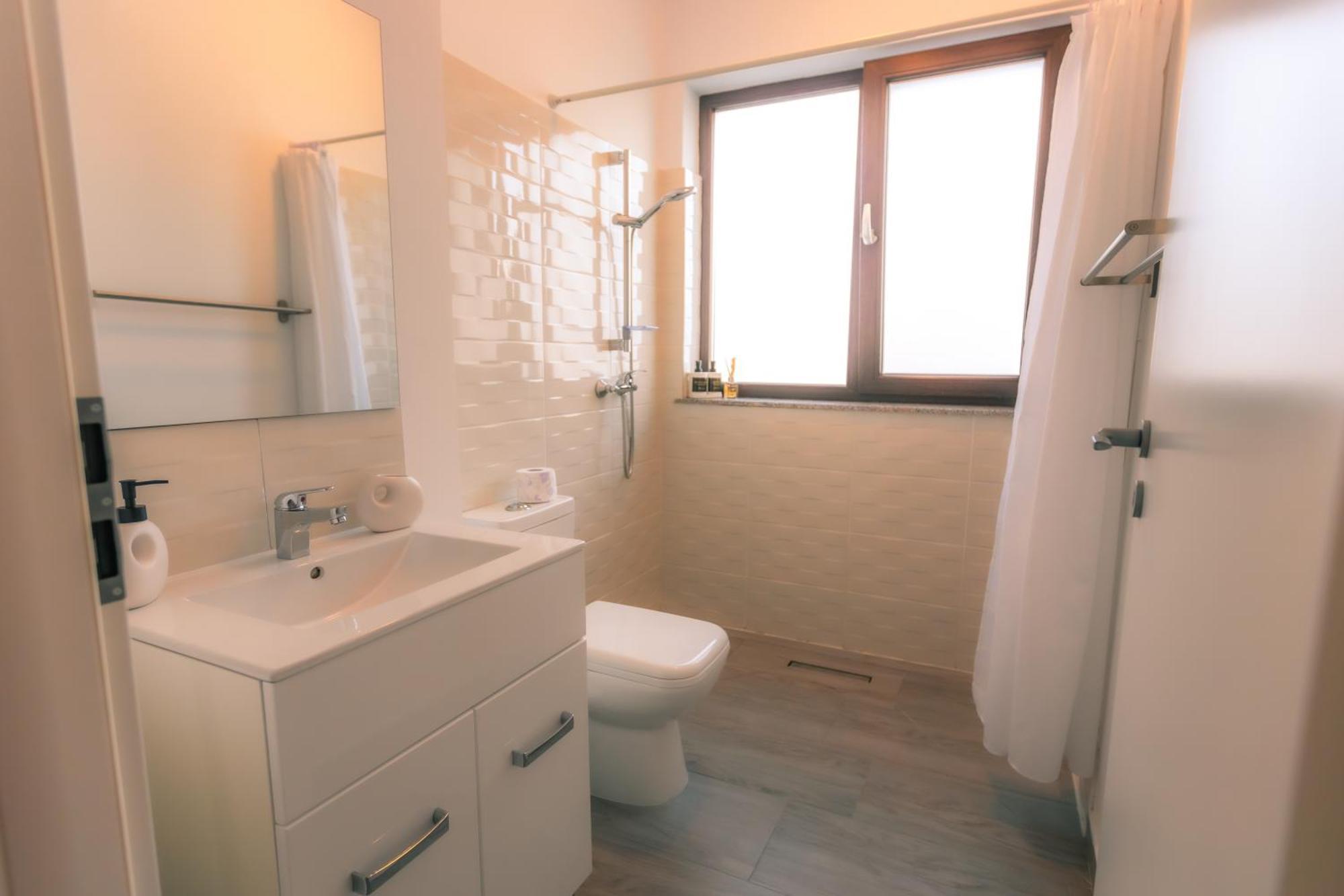 Sunset Apartment - Central Apt With Rooftop Garden Bukares Bagian luar foto