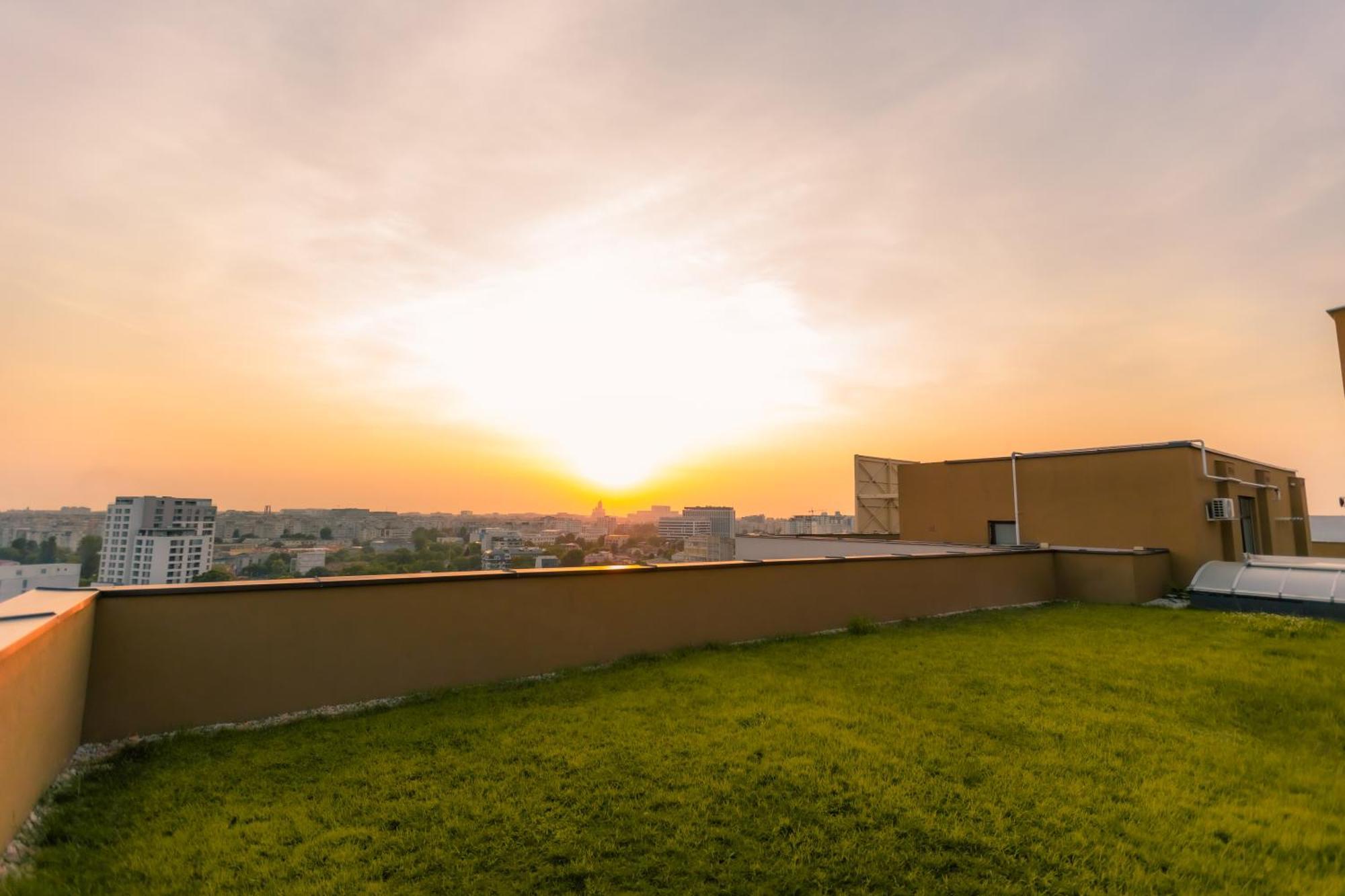 Sunset Apartment - Central Apt With Rooftop Garden Bukares Bagian luar foto