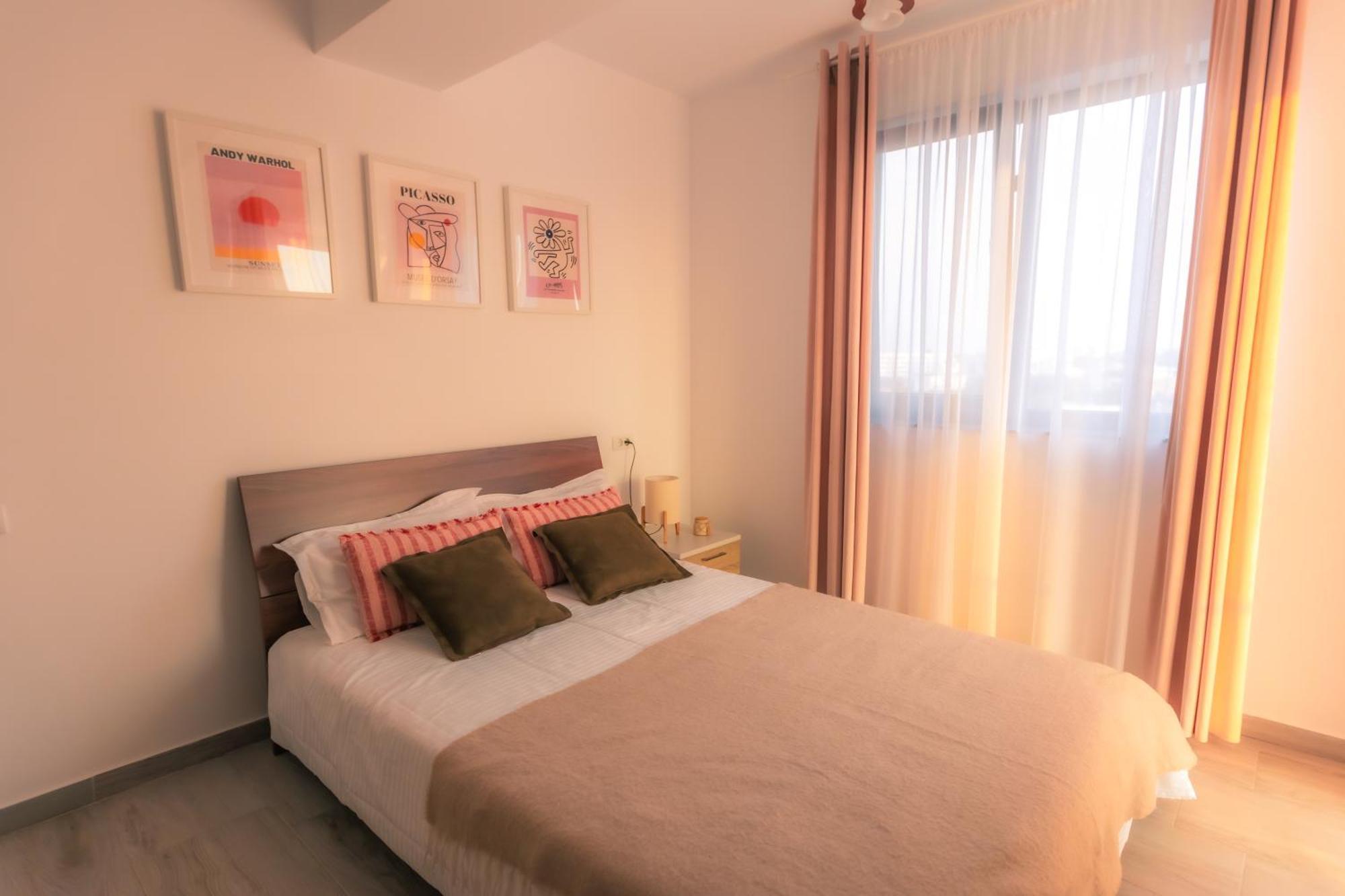 Sunset Apartment - Central Apt With Rooftop Garden Bukares Bagian luar foto