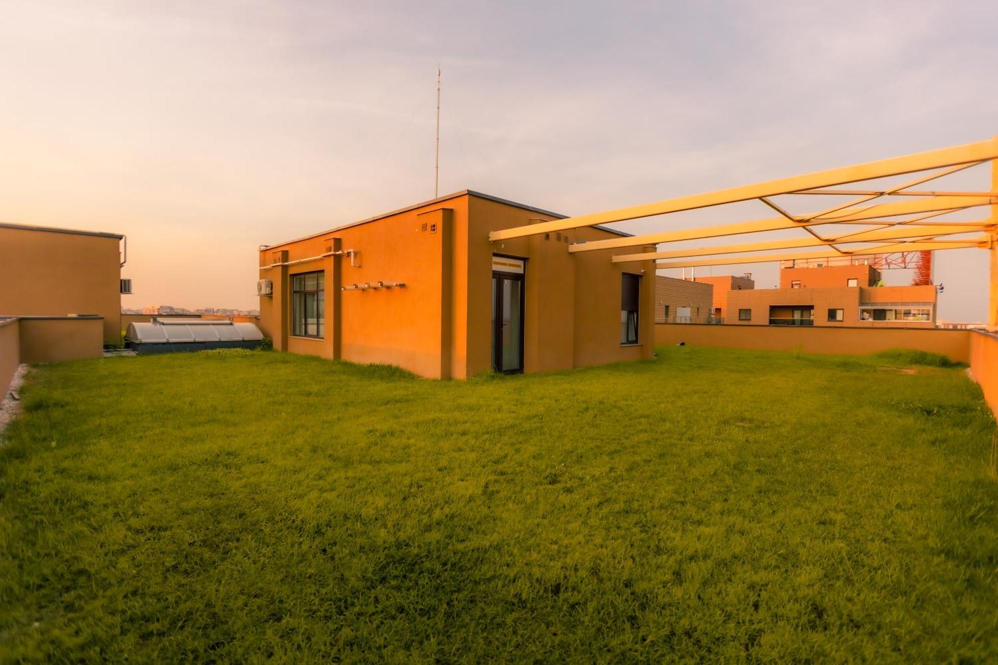 Sunset Apartment - Central Apt With Rooftop Garden Bukares Bagian luar foto